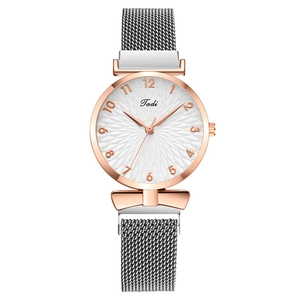 Montre à quartz pour femme avec boîtier or rose, bracelet en maille argent et cadran fleuri