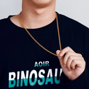 Close-up of a 18k gold plated stainless steel oval link chain necklace worn by a male model
