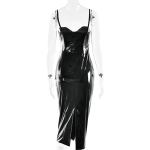 Détail de la robe midi en simili cuir noir brillant avec fermeture éclair et fente au dos