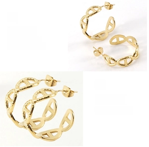 Dettaglio di orecchini a maglia ovale cava placcati in oro 18K con finitura lucida