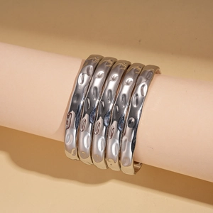 Détail du lot de 5 bracelets argentés avec texture en métal martelé et design ouvert