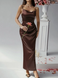 Détail d'une élégante robe nuisette en satin marron foncé avec décolleté drapé et coupe ajustée