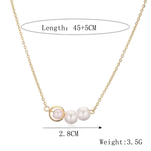 Detailed view of the triple pearl pendant dimensions with 45+5cm adjustable gold chain