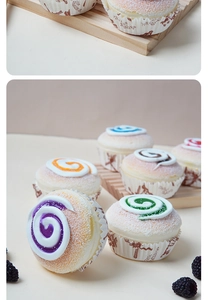 Gros plan de cupcakes assortis en mousse PU avec glaçage coloré et caissettes vintage