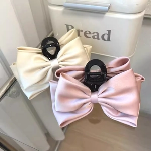 Detail of the high-quality satin fabric and sturdy black claw on the large bow hair clip