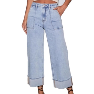 Lichtblauwe jeans met hoge taille, wijde pijpen, grote zakken en omgeslagen zomen