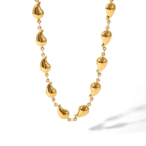 Dettaglio ravvicinato della collana a maglie a goccia placcata oro 18K con finitura lucida