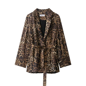 Completo blazer leopardato da donna con maniche lunghe e cintura coordinata su sfondo bianco