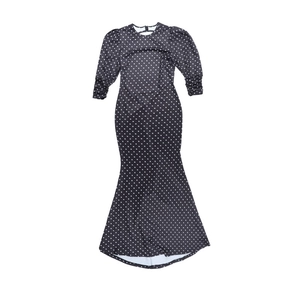 Detailansicht des Polka-Dot-Meerjungfrauenkleids mit offenem Rücken und Ärmeln