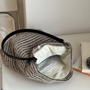 Sac fourre-tout minimaliste en tweed noir et blanc avec anses en cuir et boucle argentée