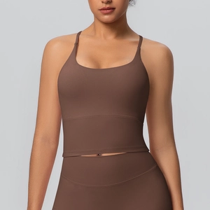 Gros plan d'un soutien-gorge de sport marron foncé avec fines bretelles et tissu mat sans couture