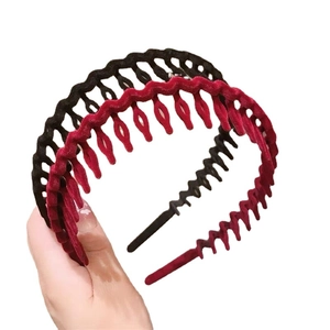 Wavy non-slip headband set in black and wine red with matte flocking texture