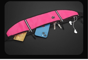 Détail de la ceinture de course rose avec port d'écouteurs et bande réfléchissante de sécurité