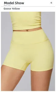 Dettaglio macro degli shorts da yoga giallo tenue a vita alta con tessuto spazzolato liscio