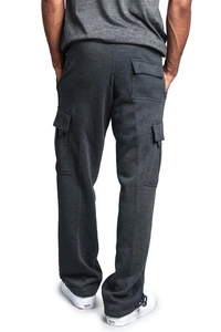 Vue détaillée du dos d'un pantalon cargo gris foncé montrant les poches à rabat robustes