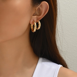 Grandes créoles en forme de C en or 18 carats avec cristaux micro-pavés sur mannequin