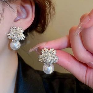 Pendientes de perlas con diseño de copo de nieve y circonitas para bodas y fiestas