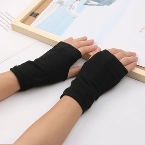 Détails de longs gants tricotés noirs sans doigts montrant la texture et l'ajustement