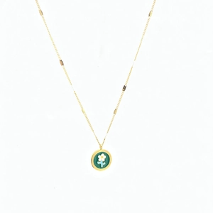 Collier doré élégant avec pendentif rond en émail vert et motif de fleur blanche
