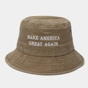 Détail de la broderie Make America Great Again sur un bob marron délavé vintage