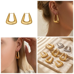 U-shaped geometric hoop earrings in gold and silver finish on female model