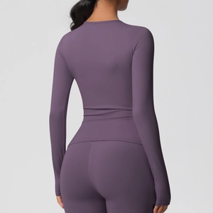 Détail du set de yoga violet vue de dos avec coupe ajustée et fentes pour les pouces