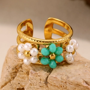 Détail de la bague perlée dorée 18K avec fleurs turquoise et perles blanches sur pierre