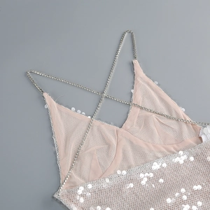Nahaufnahme der Strass-Kreuzträger und Pailletten-Mesh-Details an einem Abendkleid