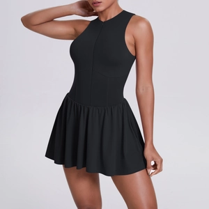 Dettaglio di un abito da tennis nero con colletto rialzato e design con zip frontale