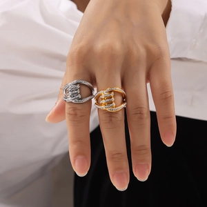 Anillo geométrico de doble capa en acero de titanio chapado en oro 18k con cristales pavé