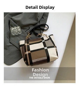 Dettaglio della borsa tote vintage a quadri con catena d'oro e manico in pelle