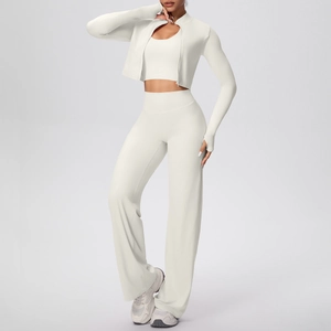 Détail d'un ensemble de yoga 3 pièces avec veste zippée, passe-pouces et pantalon large