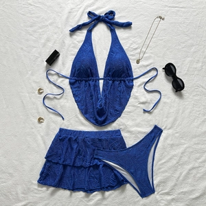 Detailansicht der königsblauen Wellenstruktur des dreiteiligen Bikinisets mit Volants
