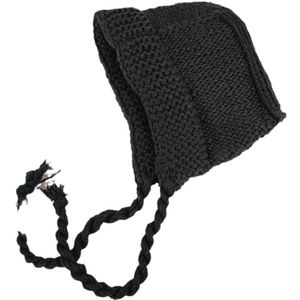 Bonnet en grosse maille noire pour femme avec protection des oreilles et tresses décoratives