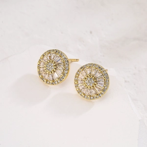 Boucles d'oreilles circulaires plaquées or 18 carats avec zircons cubiques sertis