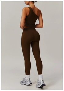 Détail du legging de yoga chocolat à taille haute avec poches latérales et haut asymétrique
