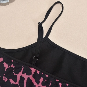 Dettaglio spalline nere regolabili e tessuto a rete con stampa leopardata rosa vestito