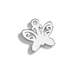 Vue détaillée d'un pendentif papillon en métal argenté avec motif ajouré pour bijoux