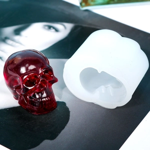 Detail der Totenkopf Silikonform mit rotem Kunstharz und feiner Knochenstruktur