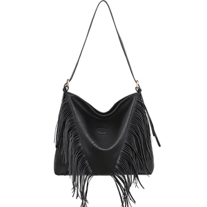 Sac bandoulière bohème noir avec franges longues et rivets au fini cuir sur fond blanc