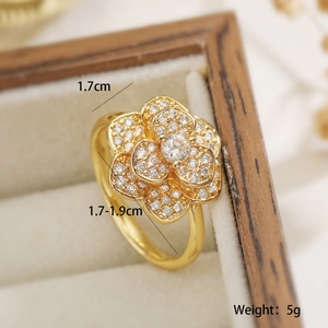Macro detail of 18K gold-plated flower ring with dimensions 1.7cm in gift box