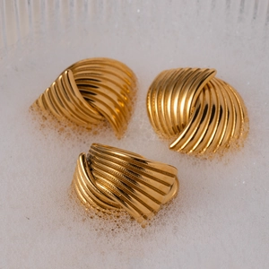 Minimalistischer Ring aus Edelstahl mit 18k Goldbeschichtung und Streifentextur