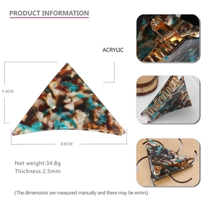 Pince à cheveux triangulaire en acrylique avec détails de motif écaille de tortue