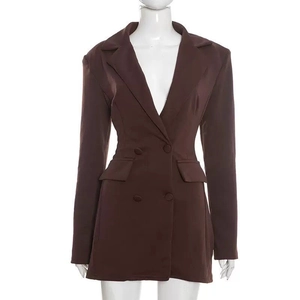 Détail de la robe blazer élégante marron foncé à double boutonnage et taille ajustée