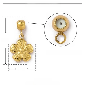 Détail d'un pendentif fleur doré de 15mm en acier inoxydable avec bouchon en caoutchouc