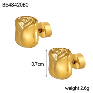 Macro detail of golden rose stud earrings showing 0.7cm height and 2.6g weight