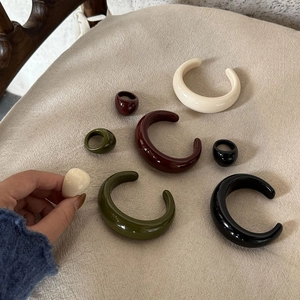 Ensemble bracelet et bague en résine minimaliste en crème, vert, rouge et noir