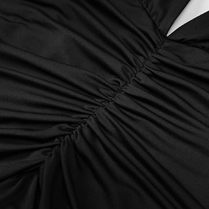 Vue détaillée de la texture froncée sur une robe moulante noire à col en V