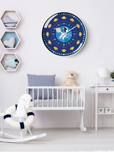Détail d'une horloge murale silencieuse astronaute pour enfants avec double graduation 24h