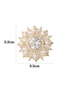 Vue détaillée de la broche fleur avec perles, cristaux et dimensions de 3,3 cm